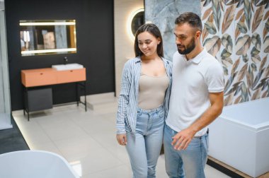 Genç bir çift banyo lavabosu seçiyor..