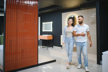 Banyodaki mobilya dükkanında lavaboyu seçen pozitif çift..