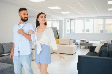 Mağazadaki evli çift mobilya seçiyor..