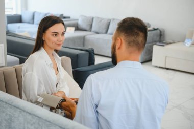 Çift mobilyaları mağazada döşemeyi seçiyor.