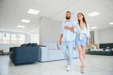Çift mobilyaları mağazada döşemeyi seçiyor.