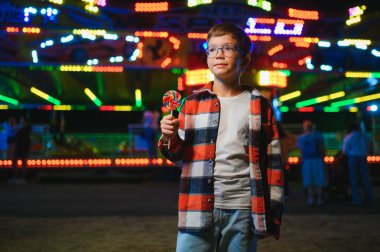 Lunaparktaki mutlu çocuk. Mutlu çocukluk kavramı.