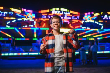 Lunaparktaki mutlu çocuk. Mutlu çocukluk kavramı.