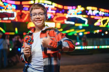 Lunaparktaki mutlu çocuk. Mutlu çocukluk kavramı.