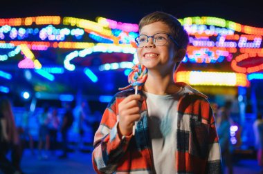 Lunaparktaki mutlu çocuk. Mutlu çocukluk kavramı.
