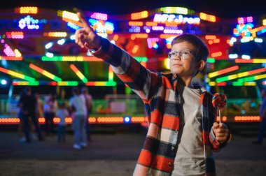 Lunaparktaki mutlu çocuk. Mutlu çocukluk kavramı.