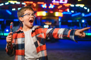 Lunaparktaki mutlu çocuk. Mutlu çocukluk kavramı.
