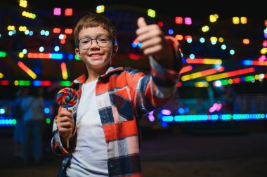 Lunaparktaki mutlu çocuk. Mutlu çocukluk kavramı.