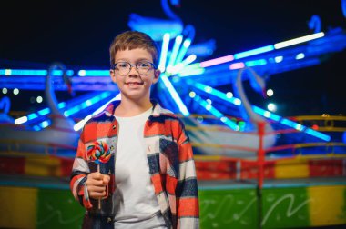 Lunaparktaki mutlu çocuk. Mutlu çocukluk kavramı.