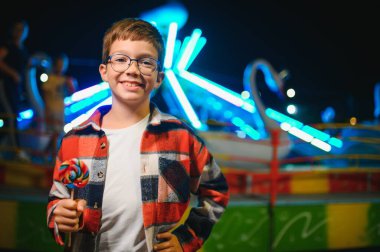 Lunaparktaki mutlu çocuk. Mutlu çocukluk kavramı.