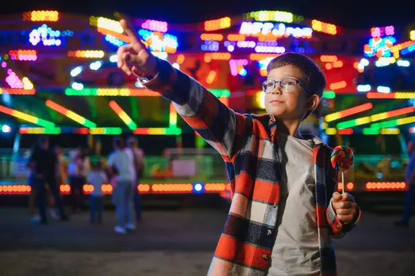 Lunaparktaki mutlu çocuk. Mutlu çocukluk kavramı.