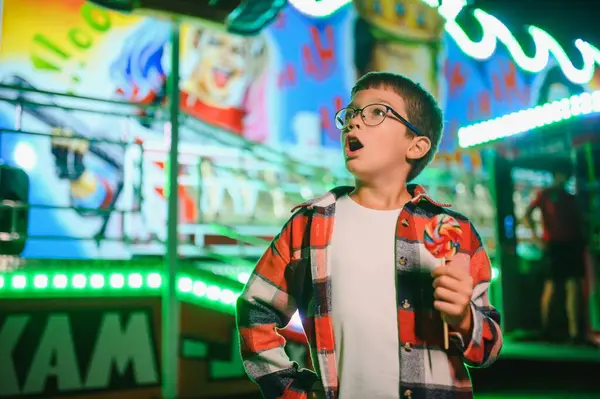 Lunaparktaki mutlu çocuk. Mutlu çocukluk kavramı.