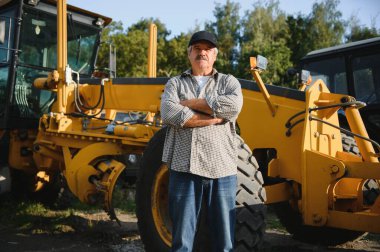 Erkek bir sürücü, bir not verenin yanında duruyor..