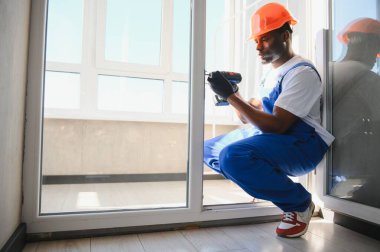 Önlüklü Genç Afrikalı Tamirci Pencere Kuruyor.