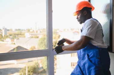 Pencere içinde ev onarım inşaat işçisi