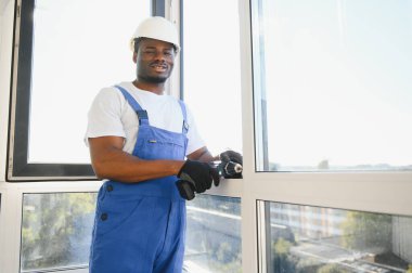 İçeriye plastik pencere kuran işçiler.