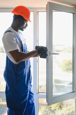 İçeriye plastik pencere kuran işçiler.