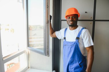 Önlüklü Genç Afrikalı Tamirci Pencere Kuruyor.