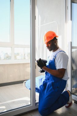 Önlüklü Genç Afrikalı Tamirci Pencere Kuruyor.