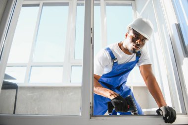 Önlüklü Genç Afrikalı Tamirci Pencere Kuruyor.