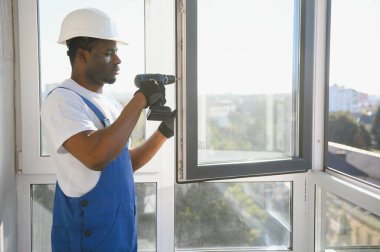 İçeriye plastik pencere kuran işçiler.