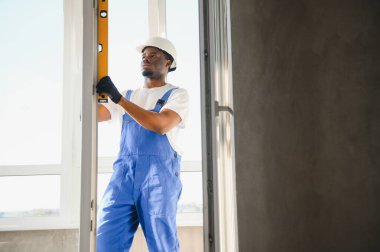 İçeriye plastik pencere kuran işçiler.