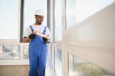 Önlüklü Genç Afrikalı Tamirci Pencere Kuruyor.