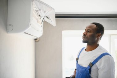 Genç Afrikalı Erkek Teknisyen Klima Tamiri.