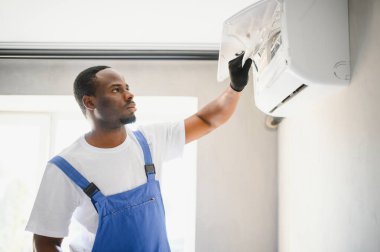 Genç Afrikalı Erkek Teknisyen Klima Tamiri.