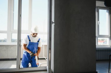 Genç Erkek İşçi Silikon Silahıyla Silikonlu Mühür Uygulıyor.