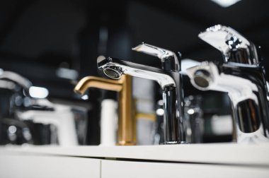 Hırdavatçıdaki su muslukları.