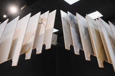 Modern Seramik fayanslar lüks alışveriş merkezinde sergileniyor. Alışveriş merkezi seramik malzeme satar..