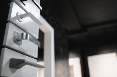 Özel bir mağazada kapı kapatıcıları.