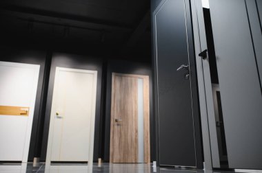 Kapılar bir hırdavatçıda satılıyor. Eve yakın çekim için kapı seçiyorum. İç yenileme konsepti.