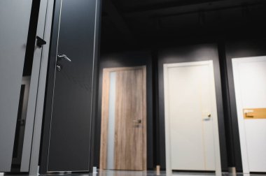 Galeride seramik sergisi.