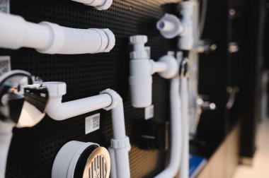 Depoda birçok farklı beyaz plastik banyo drenaj sistemi var.