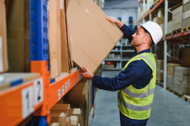 Gülümseyen bir depo çalışanının portresi. Nakitte çalışıyor ve toptan satış yapıyor..