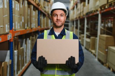 Gülümseyen bir depo çalışanının portresi. Nakitte çalışıyor ve toptan satış yapıyor..