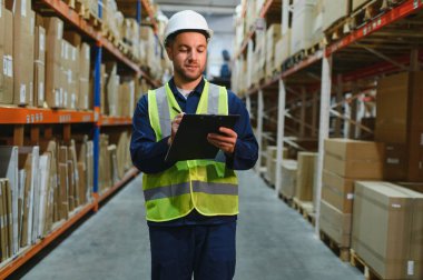 Depo çalışanı portresi, pano teslimatı, depoda stok. Depo çalışanı malları nakliyeye hazırlıyor..