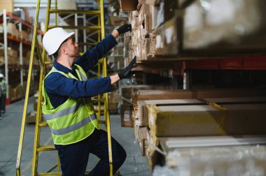 Depo, nakliye ve bir dağıtım, nakliye ve tedarik zinciri şirketinde yürüyen adam. İşçi, müteahhit, depoda çalışan işçilerle hisse, fabrika ve ihracat işleri..