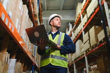 Gülümseyen bir depo çalışanının portresi. Nakitte çalışıyor ve toptan satış yapıyor..