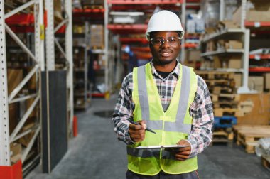 Depo çalışanının portresi elinde pano teslimatı, depoda stok..