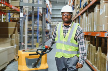 Gülümseyen bir depo çalışanının portresi. Nakitte çalışıyor ve toptan satış yapıyor..