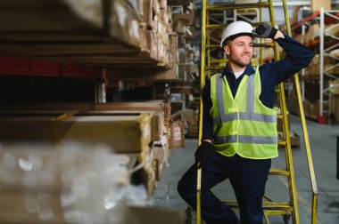 Depo, nakliye ve bir dağıtım, nakliye ve tedarik zinciri şirketinde yürüyen adam. İşçi, müteahhit, depoda çalışan işçilerle hisse, fabrika ve ihracat işleri..