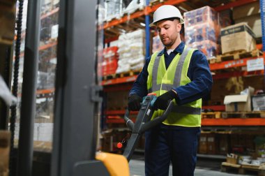 Çatal kaldırma kamyonu depoda sürüş adam.