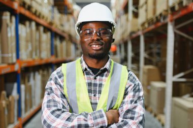 Mutlu Afro-Amerikan depo işçisi.