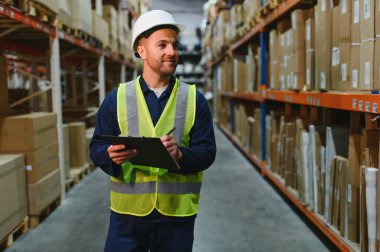 Depo çalışanı portresi, pano teslimatı, depoda stok. Depo çalışanı malları nakliyeye hazırlıyor..