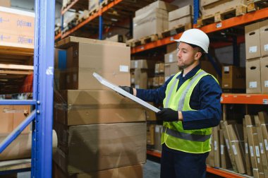 Gülümseyen bir depo çalışanının portresi. Nakitte çalışıyor ve toptan satış yapıyor..