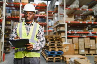 Gülümseyen bir depo çalışanının portresi. Nakitte çalışıyor ve toptan satış yapıyor..