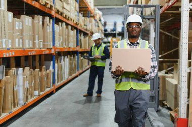 Yakışıklı, Afro-Amerikan bir depo işçisinin portresi, tulumlu ve kasklı..